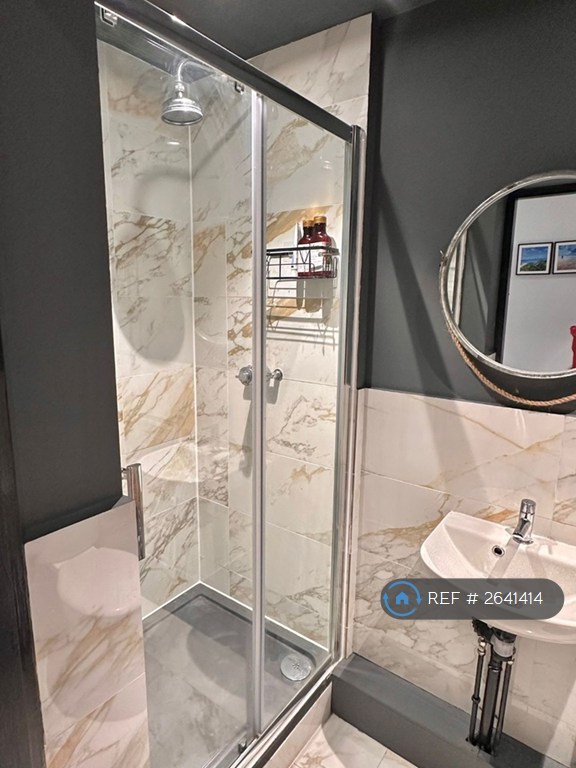 2 bedroom flat in Charlwood Mansion, London, SW12 (2 bed) (#2641414)