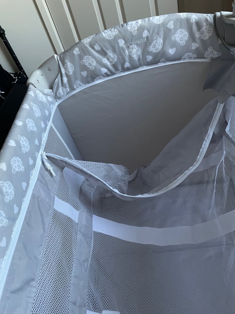 Hauck Travel Cot - lightweight & compact, perfect for sleepovers 