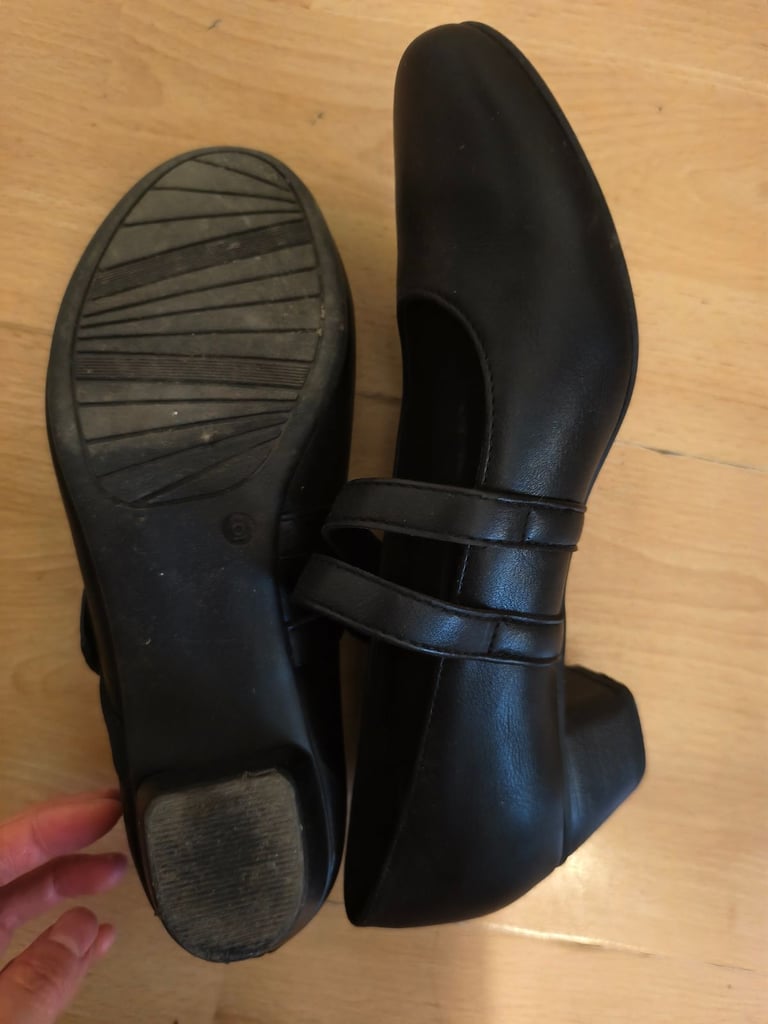 Black low-heel ballet flats