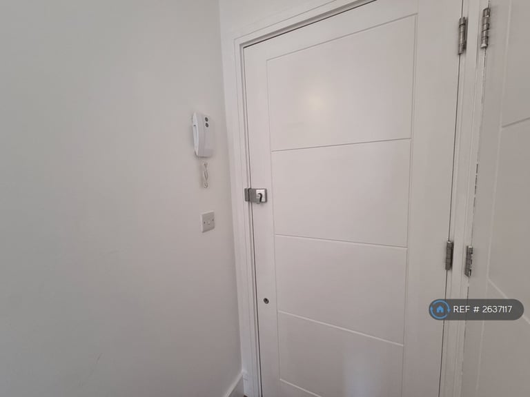 2 bedroom flat in Eleanor House, Waltham Cross, EN8 (2 bed) (#2637117)