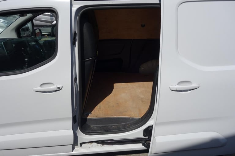 Vauxhall Combo 2300 1.5 Turbo D 100ps H1 Pro Van DIESEL MANUAL 2023/73