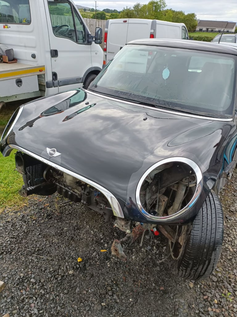 Breaking a Mini R56 1.6 petrol midnight black