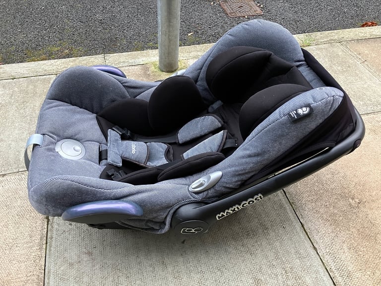 Maxi-Cosi Cabriofix car seat with base