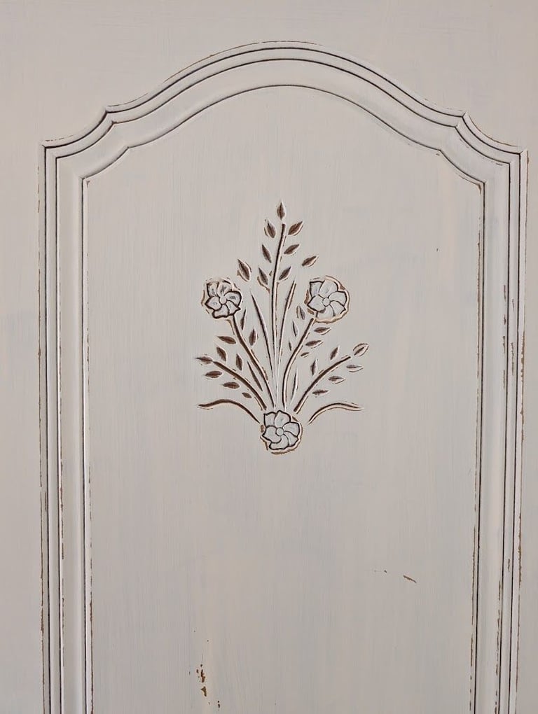 Distressed Cream 3-Door Wardrobe with Drawers – Solid, Vintage Style