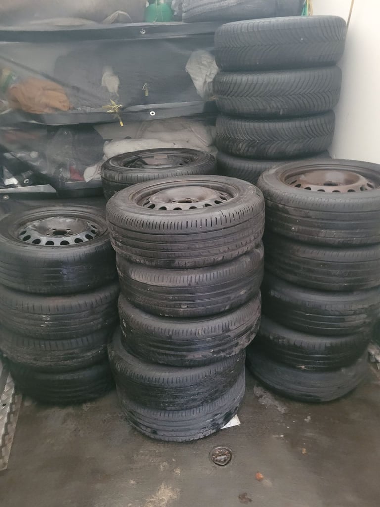 Over 30 ford rims with good branded tyres size 205 60 16