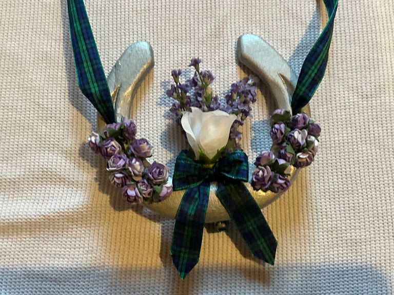 SCOTTISH HAND MADE BESPOKE horse shoe decor. Great for weddings, gifts 🎁 etc thanks.