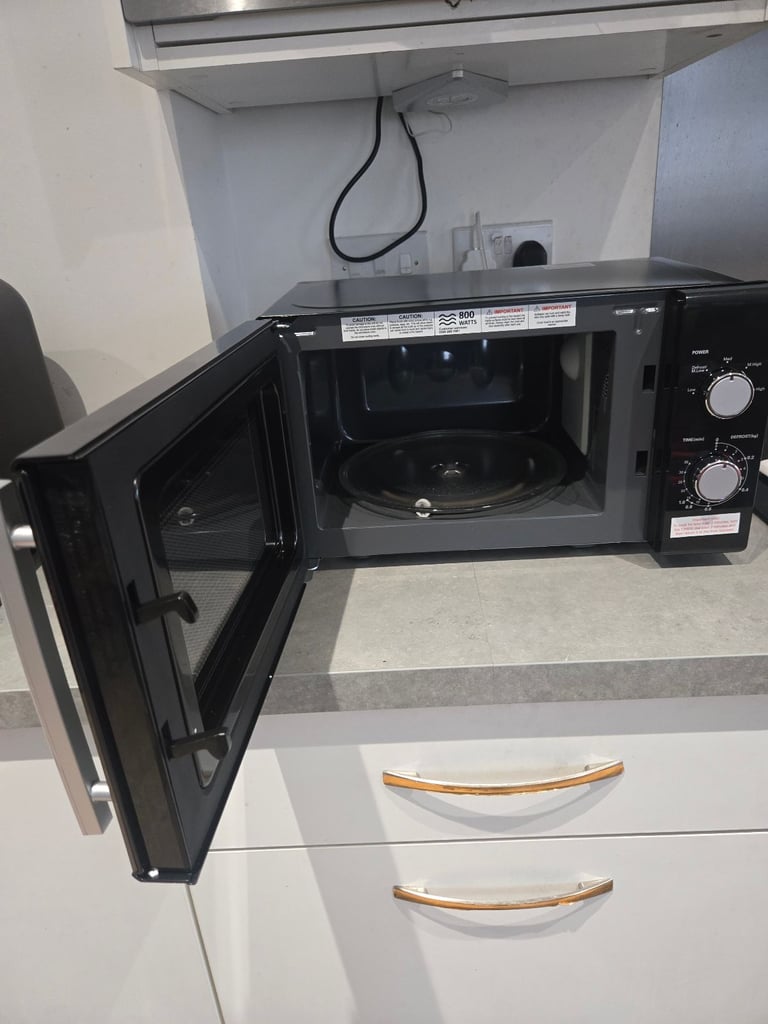 Brand new russell hobbs (rhm2060b) microwave with a small dent on the side (working perfectly)