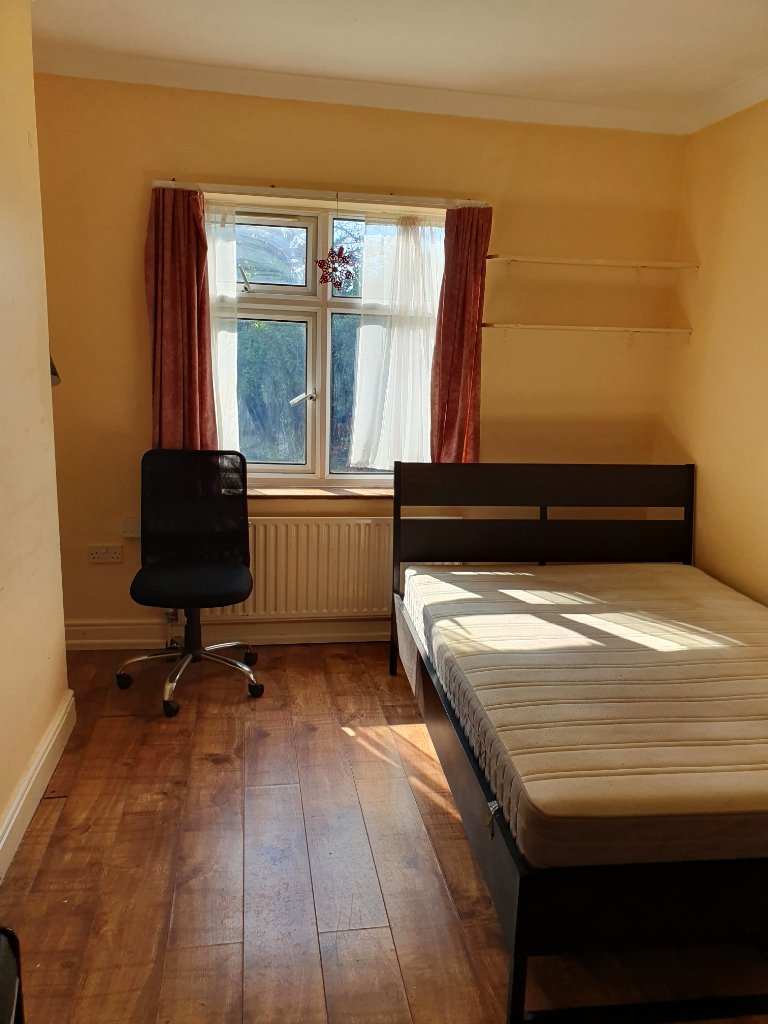 Large Double Room with Ensuite Shower Room in a Shared House to Rent (all bills inc.)