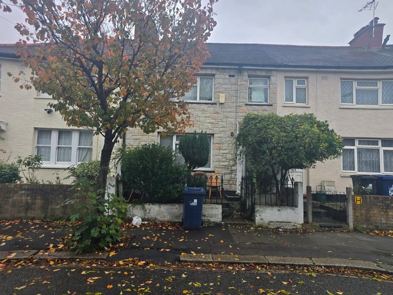 Studio flat in Hanwell, located in the London Borough of Ealing available immediately.