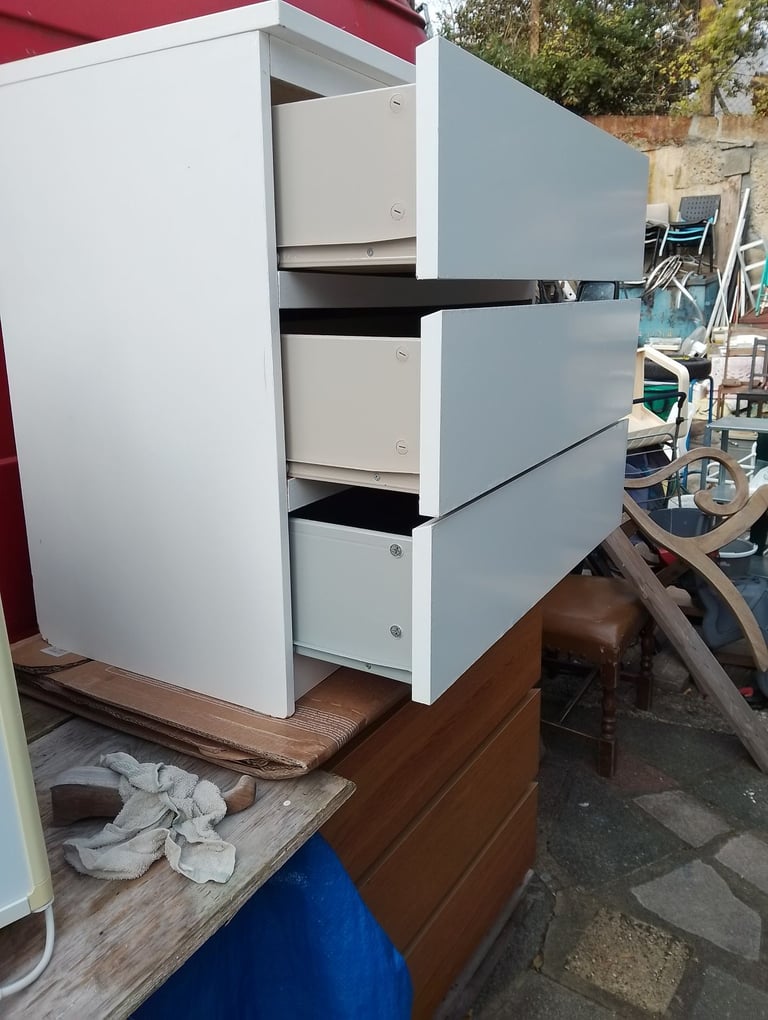 Chest of 3 large deep white drawers in very good condition allround 