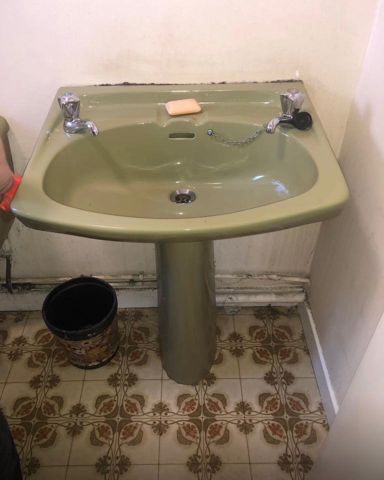 Avacado bathroom suite 