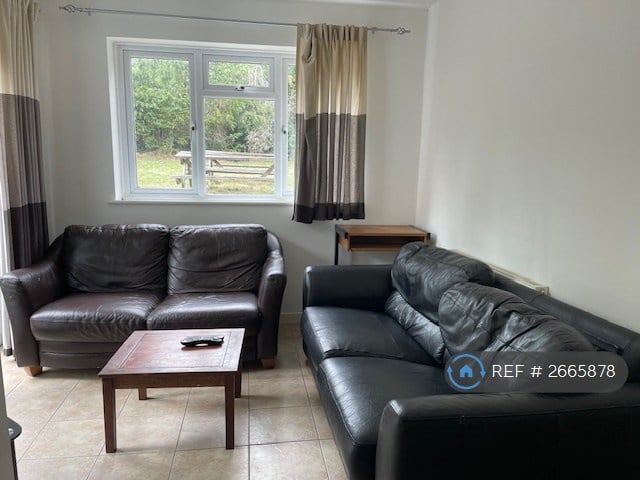 6 bedroom house in Applegarth Avenue, Guildford, GU2 (6 bed) (#2665878)