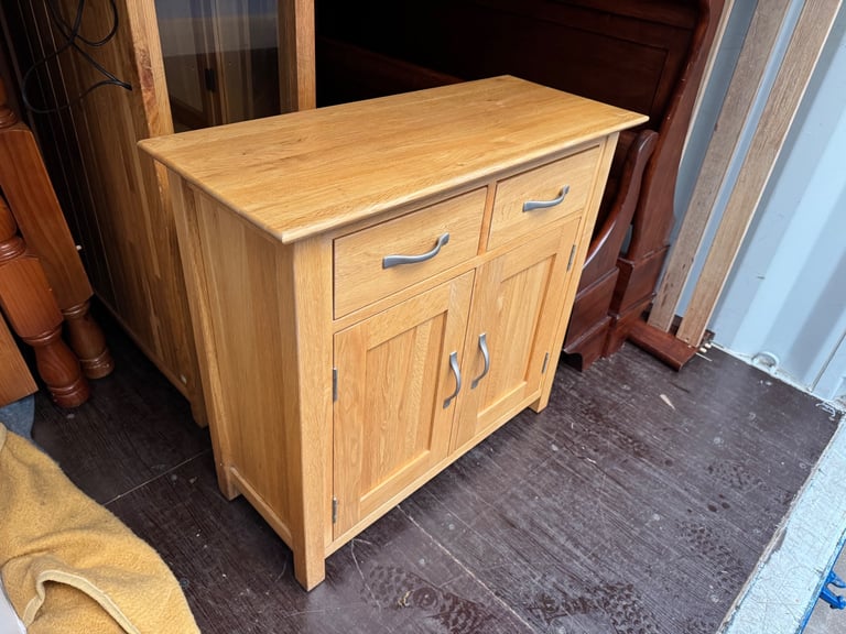 Solid oak Sideboard In Excellent Condition Possible Delivery 