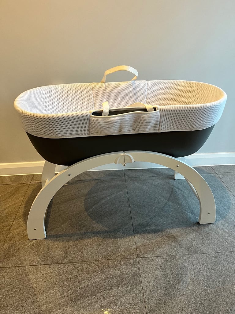 Shnuggle Dreami White Grey Moses basket & Curve Rocking Stand, Mattress & 2 Sheets