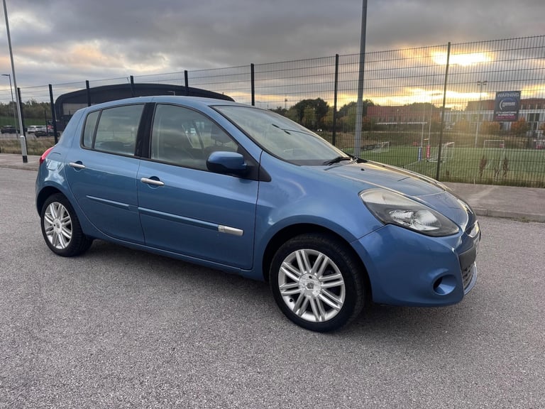 image for 2011 Renault Clio 1.6 VVT Initiale TomTom Auto Euro 5 5dr HATCHBACK Petrol Automatic