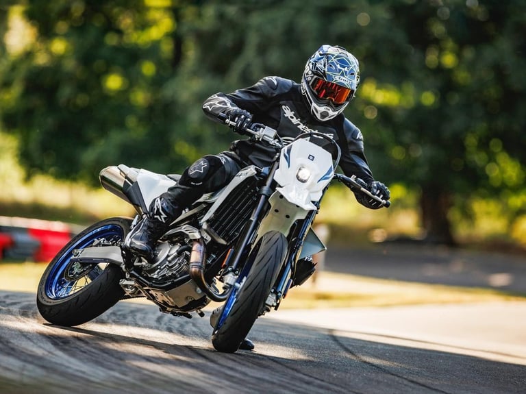 2025 Suzuki DR-Z4SM  2025 DRZ400SM