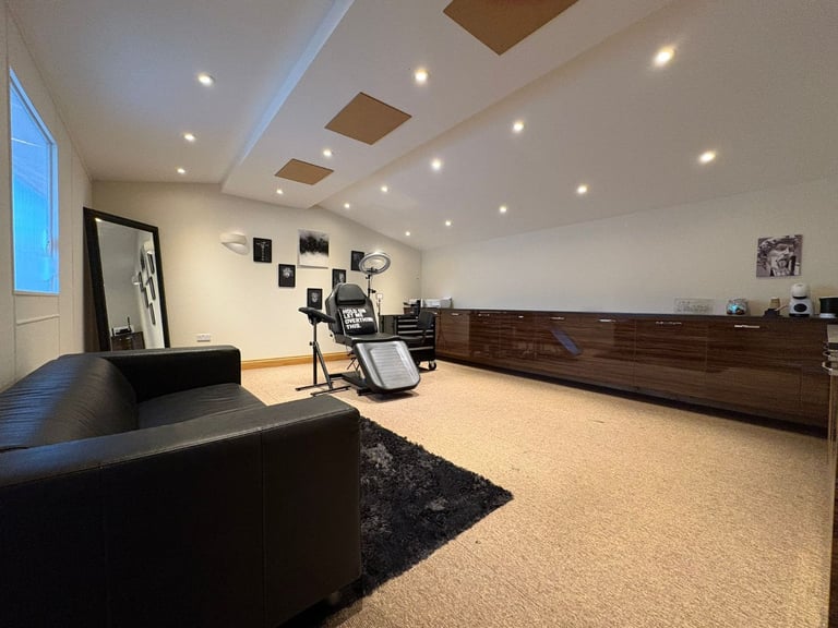 OFFICE/STORAGE TO LET IN HAINAULT ESSEX IG6 