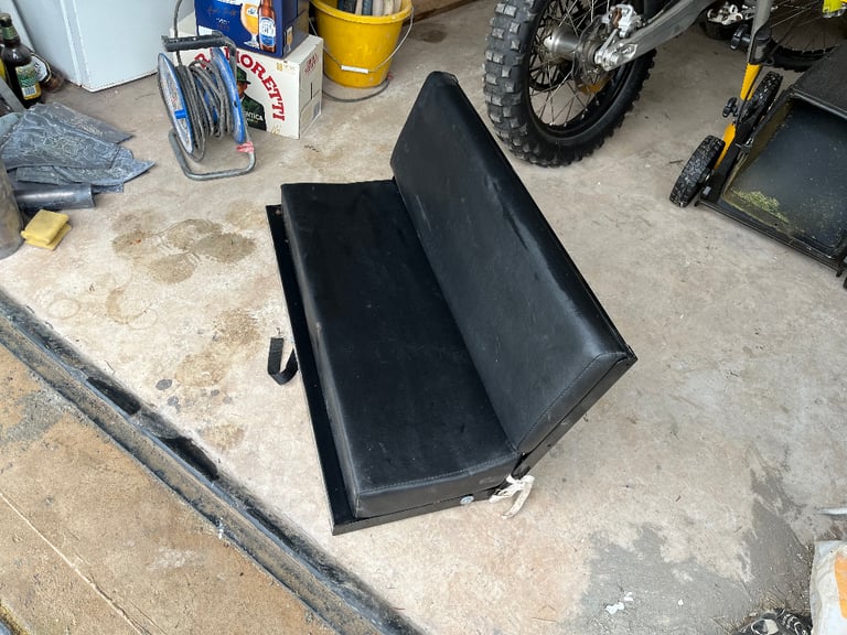Jump seat