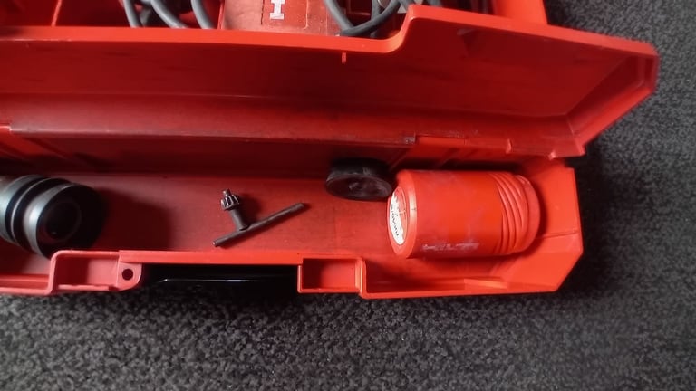 HILTI TE14 ROTARY HAMMER DRILL AND ACCESORIES FWO AND GOOD CONDITION