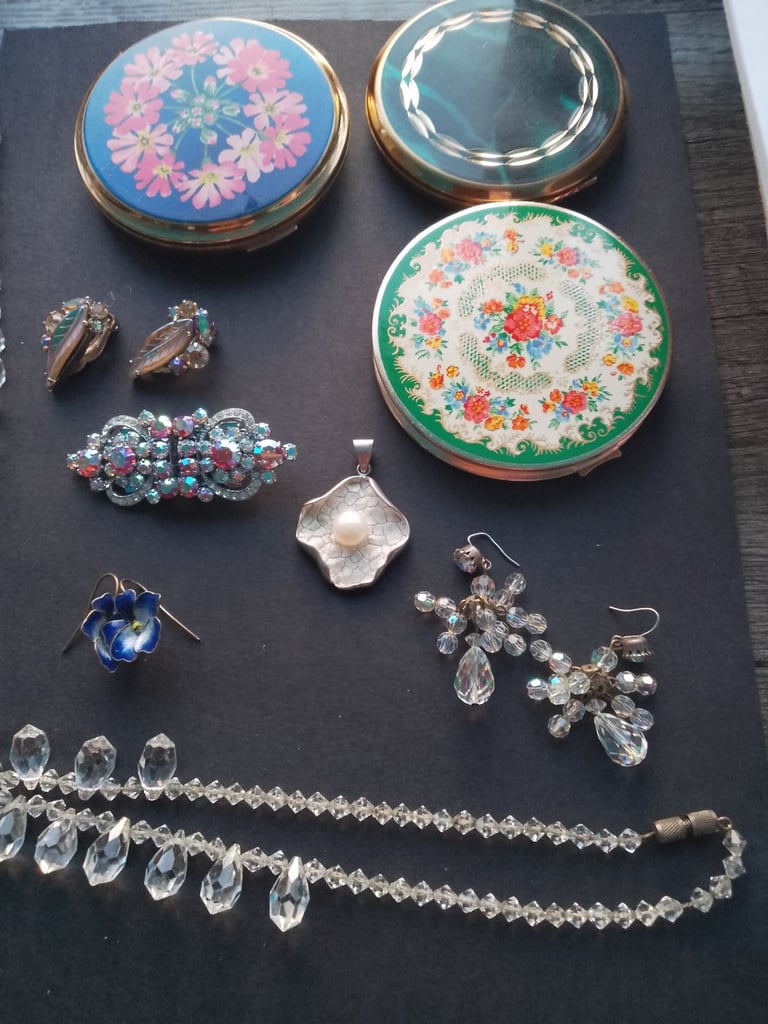 image for Collection of vintage jewellery and compacts
