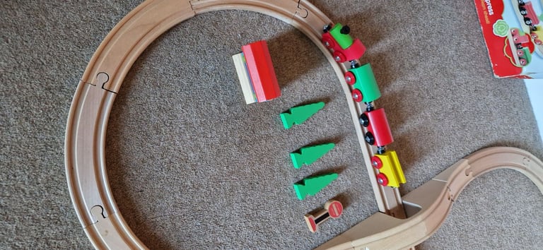 WOODEN TRAIN SET WITH TRAIN AND ACCESSORIES. No 2.