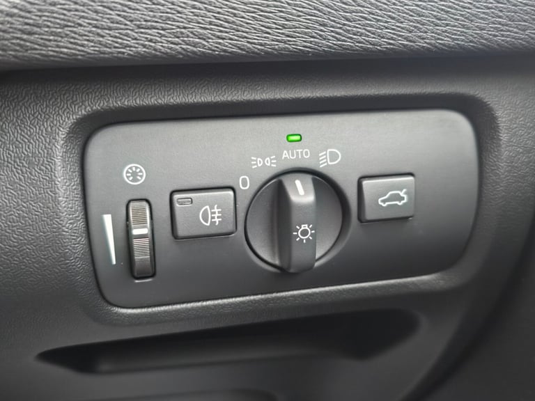 2017 Volvo V40 2.0 D2 R-Design Nav Plus Hatchback 5dr Diesel Manual Euro 6 (s/s) (120 ps) Hatchba...