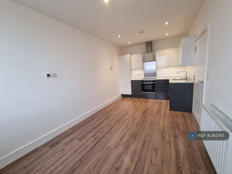 2 bedroom flat in Eleanor House, Waltham Cross, EN8 (2 bed) (#2637117)