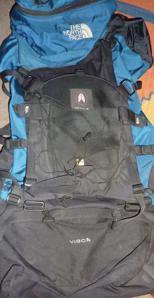 NORTH FACE Hiking Backpack Mule Bag Large Vigor BLACK BLUE Spacious Camping Excellent Back Pack!