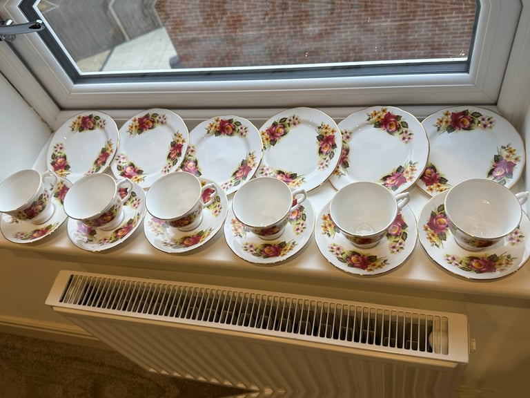 Antique Vintage Gainsborough Bone China dinner set x18