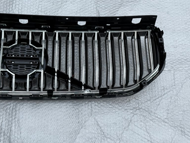 Volvo XC40 Front Inscription Grille 2017 Onwards Now P/N 31457347 & 31457344. 