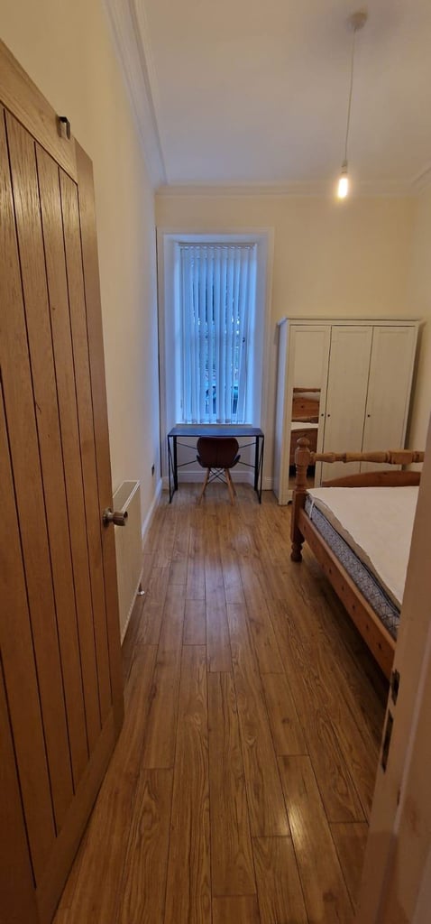 Lovely Double Room Recently within flat share in Holyrood, City Centre