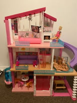 Barbie dreamhouse. Good condition. Dolls included 