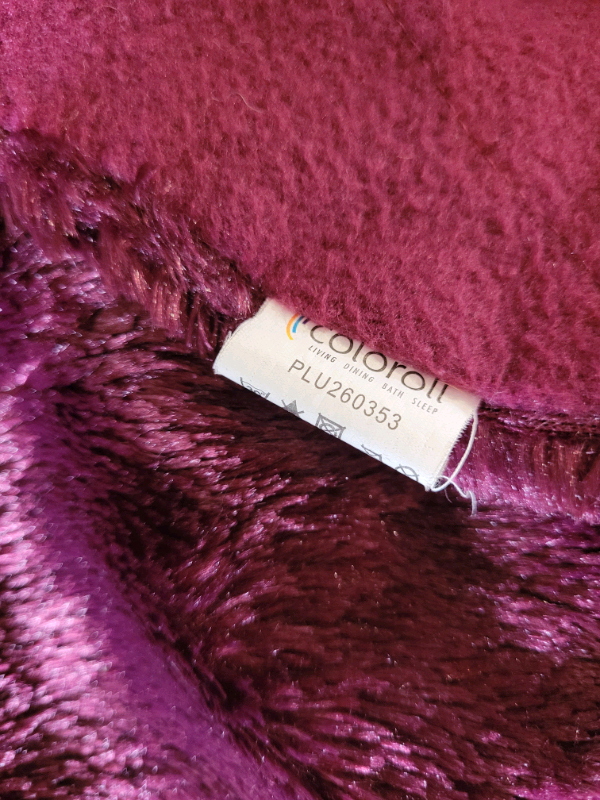 Purple soft throw and 2 cushions. Good condition.