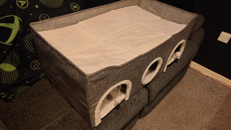 Cats bed/ playtoy and scracth post