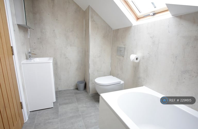 2 bedroom flat in Sandgate High Street, Sandgate, Folkestone, CT20 (2 bed) (#2291615)