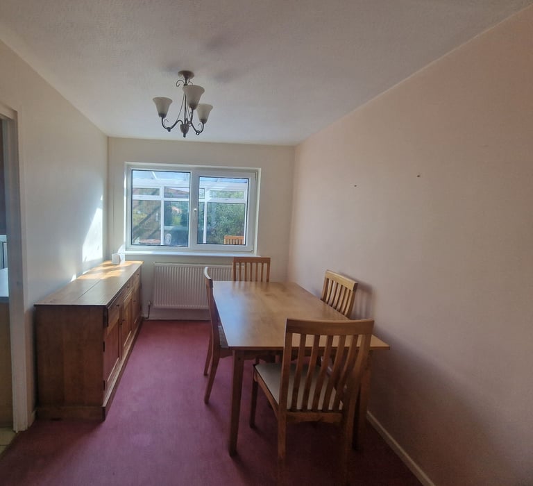 Bright & Spacious Family Home in Quiet Heald Green Cul-de-Sac – Garden, Driveway, Near Schools