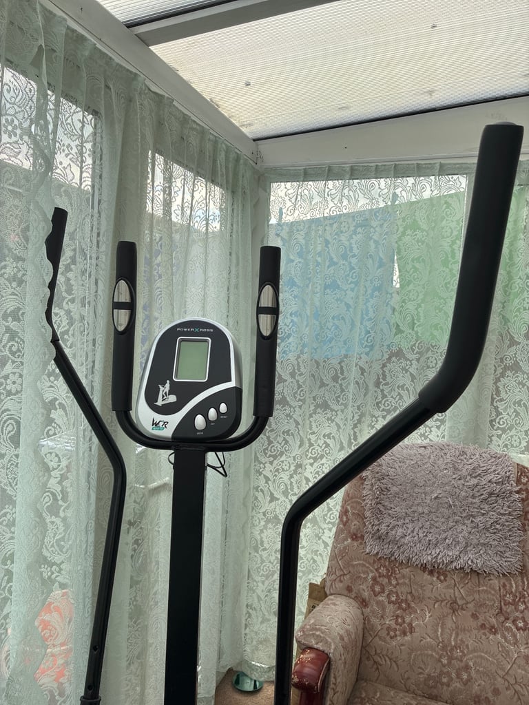 Like-New Elliptical Trainer for Sale – Perfect for Home Workouts