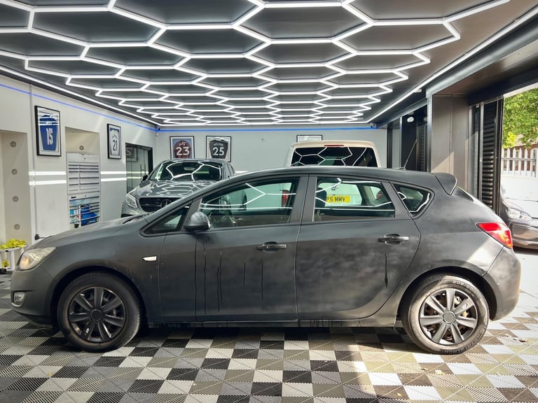 2011 Vauxhall Astra 1.6 16v Exclusiv Euro 5 5dr HATCHBACK Petrol Manual - Image 5