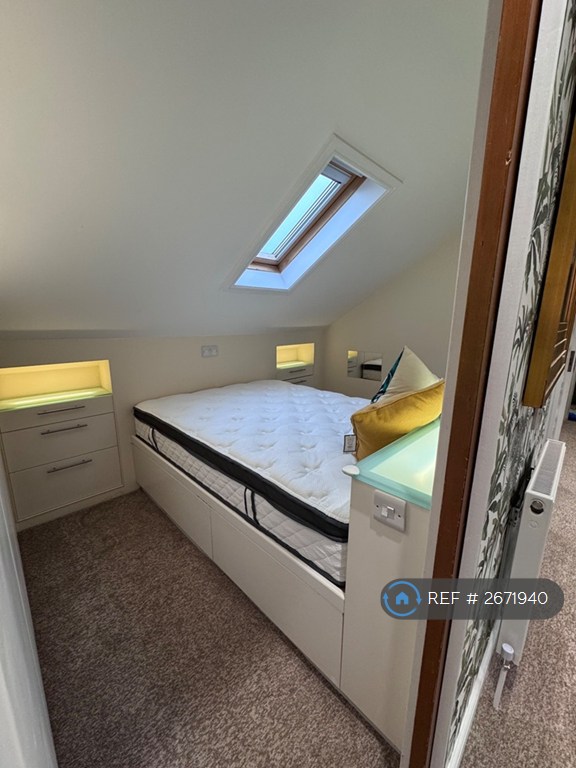 1 bedroom flat in Spencer Hill, Wimbledon, SW19 (1 bed) (#2671940)