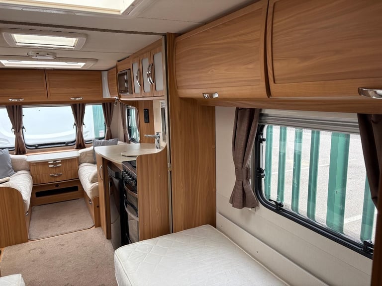 LUNAR CLUBMAN SB- FIXED SINGLE BEDS + END WASHROOM + MOTORMOVER