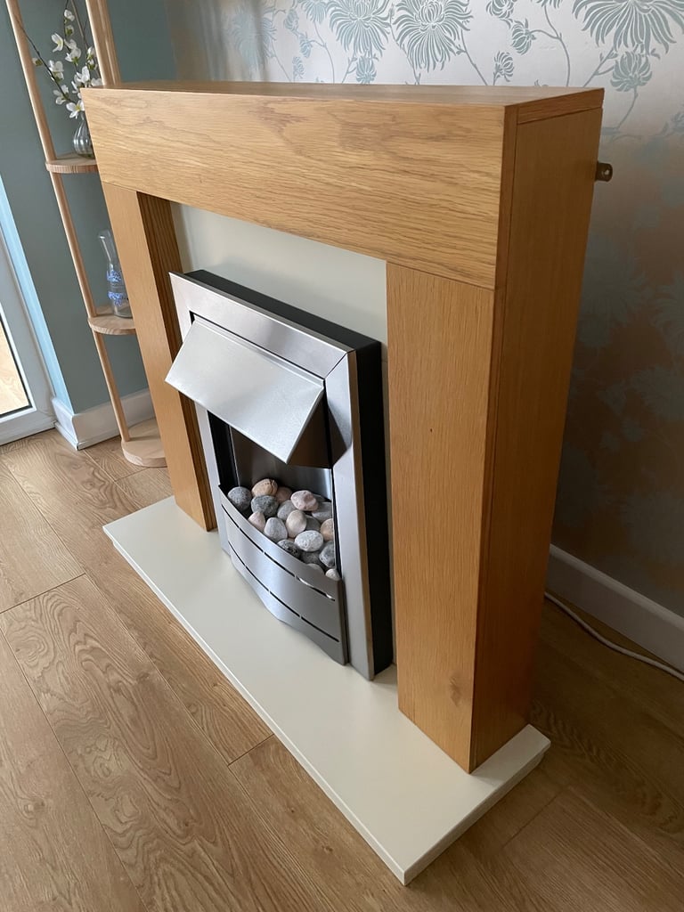 Oak veneer electric fire and surround in very good condition 