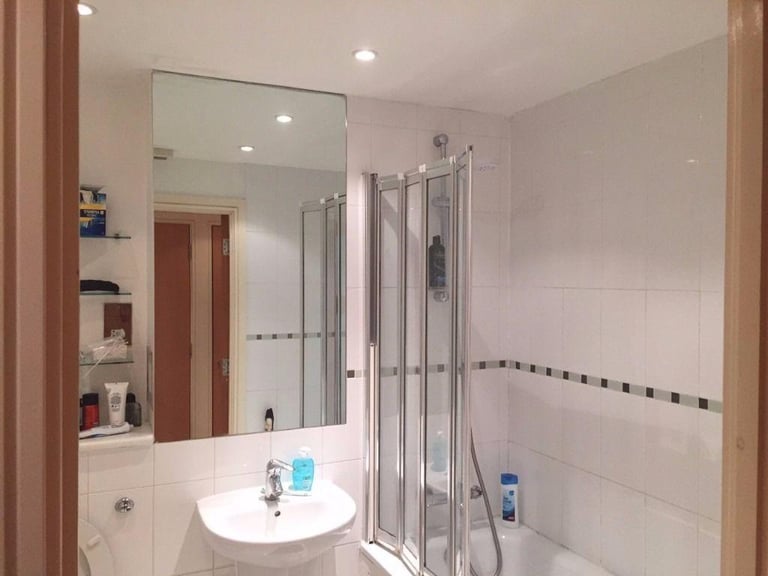 Last room in a 3 bedroom Flat, to share only with 3 girls