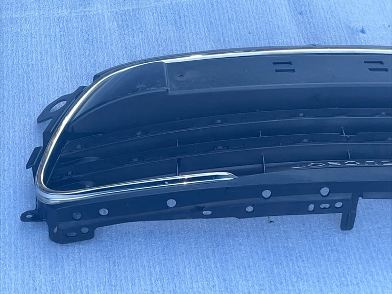 Peugeot 508 11-2015 Front bumper upper radiator grill 