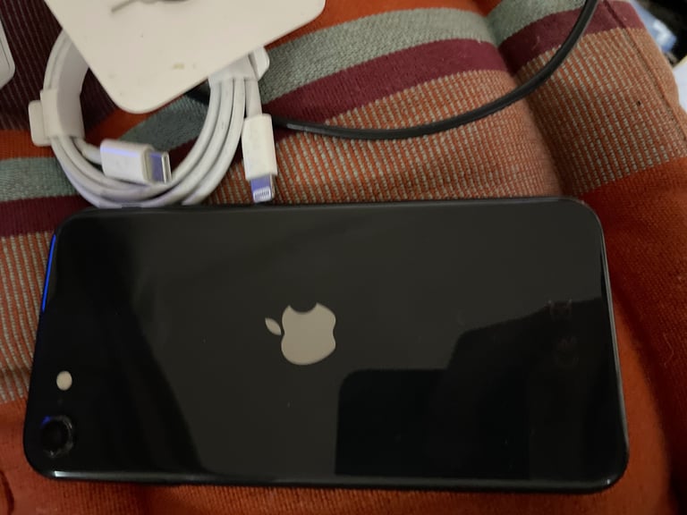 Apple iPhone SE 2nd gen. 2020 64GB unlocked black mobile phone with plenty of extras