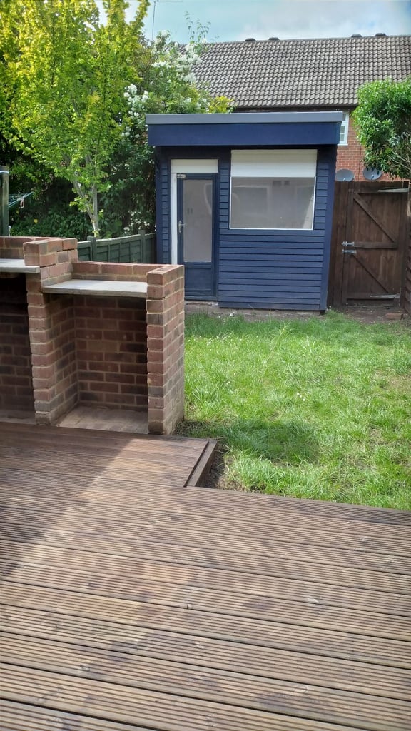 2 bed house for rent, close to centre & Rg12 9RT