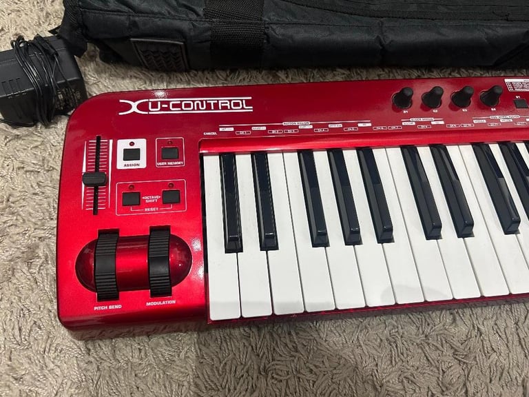 Behringer UMX610 61 Key USB Midi Keyboard with USB Audio Interface