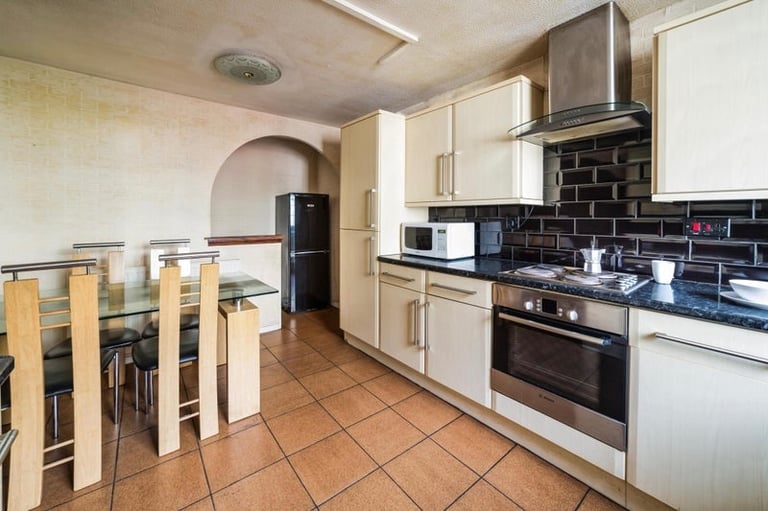 🌿Spacious Room Near Canary Wharf/Mile End | Available From Now‼️