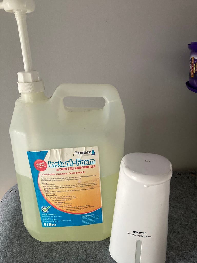 Instant foam hand sanitizer with pump
