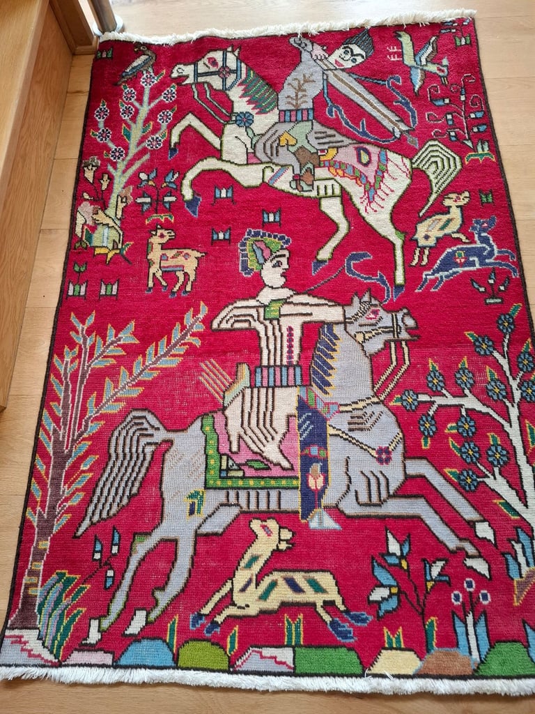 Wool rug with Hunting design