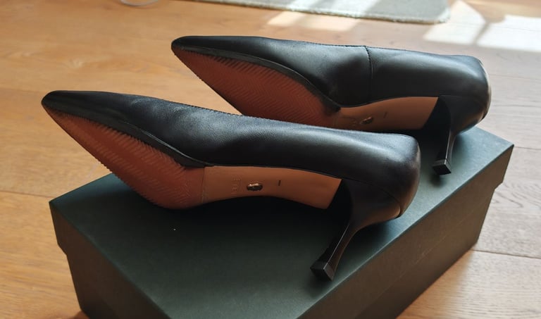 Brand new Belle ladies shoes size 4